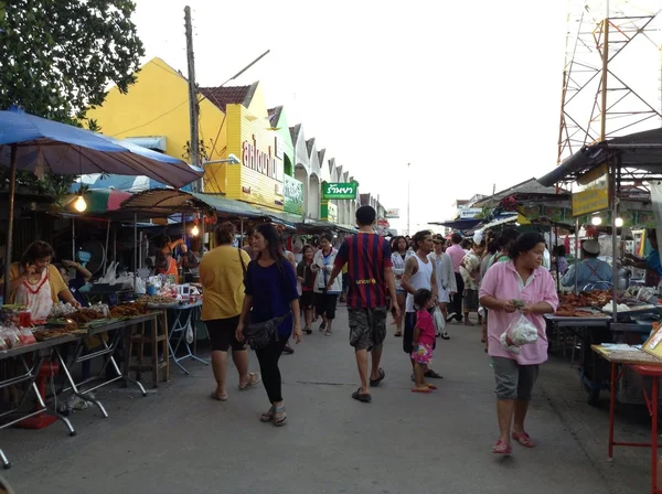 タイの人々 は夜のチャイヤー市場でショッピング — ストック写真