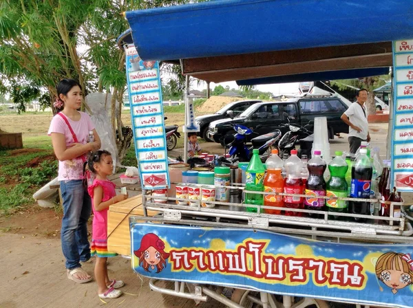 Market in Wat Mahatad Chaiya, Surat Thani, Thailand on October 15, 2013. — Stock Photo, Image