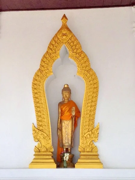 Surat Thani, Thailand - October 15, 2013 : Wat Phraborom That Chiya Ratchaworawihan or Chaiya Buddha is Relics. — Stock Photo, Image