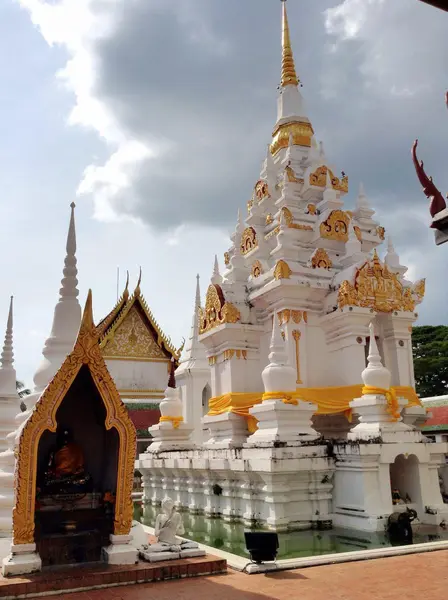 Surat Thani, Thailand - October 15, 2013 : Wat Phraborom That Chiya Ratchaworawihan or Chaiya Buddha is Relics. — Stock Photo, Image