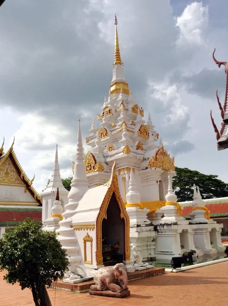Surat Thani, Thailand - October 15, 2013 : Wat Phraborom That Chiya Ratchaworawihan or Chaiya Buddha is Relics. — Stock Photo, Image
