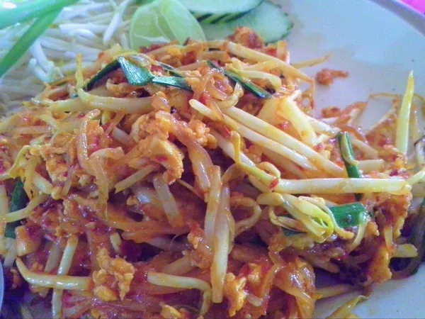 Phad Thai, comida tailandesa, menu de almoço poppular na Tailândia — Fotografia de Stock