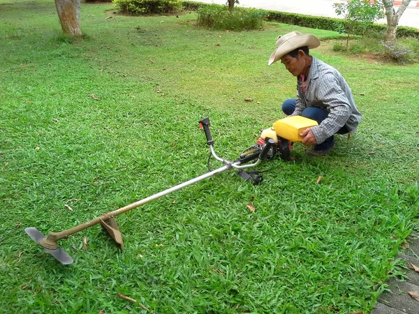 Trabalho tailandês preparar máquina para cortar grama — Fotografia de Stock