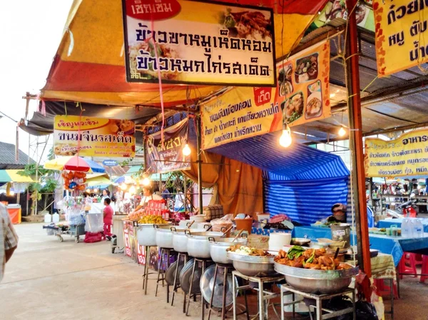 Ulica rynek chaiya, surat thani, Tajlandia — Zdjęcie stockowe
