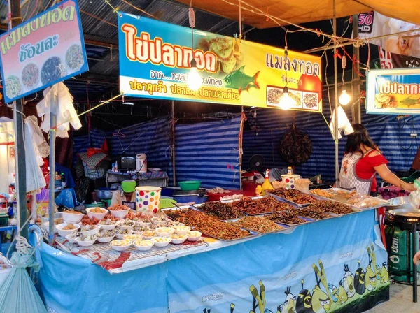 Ulica rynek chaiya, surat thani, Tajlandia — Zdjęcie stockowe