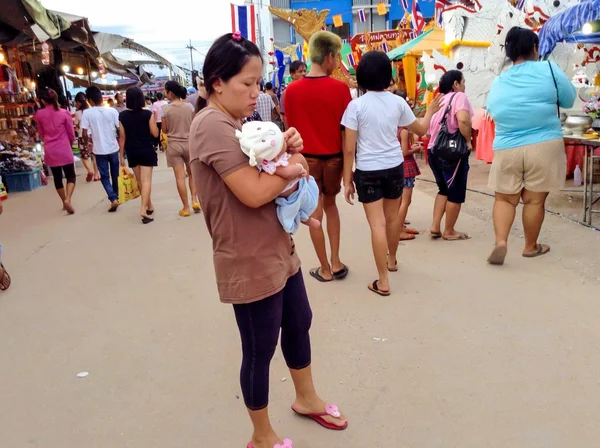 Dziecko gospodarstwa tajski kobieta podczas zakupów na ulicy market, Tajlandia — Zdjęcie stockowe