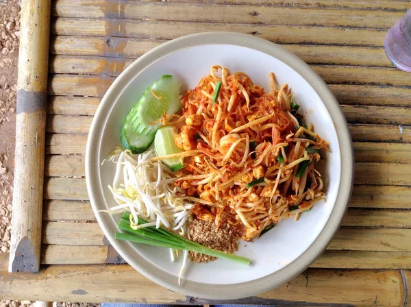 Pad Thai, cuisine thaïlandaise, nouilles fines frites avec sauce aux crevettes et soja — Photo
