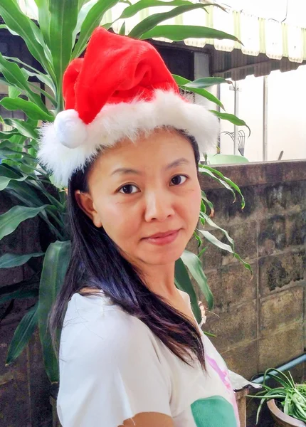 Primer plano asiático tailandés mujer usar Navidad día sombrero — Foto de Stock