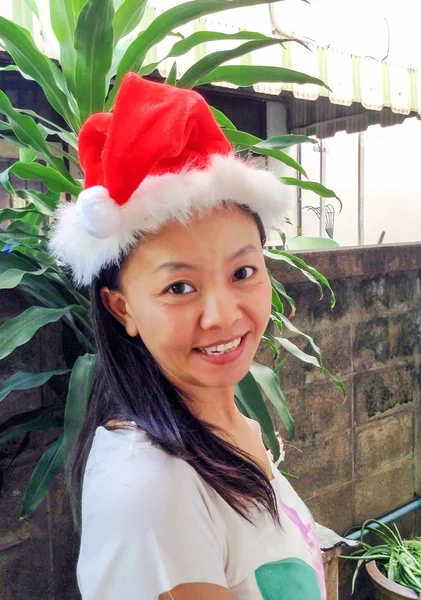 Primer plano asiático tailandés mujer usar Navidad día sombrero — Foto de Stock