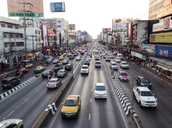 Bangkok, Thailand - January 12, 2014: Traffic in Bangkok Ngamwongwan Road before shut down Bangkok. — Stock Photo, Image