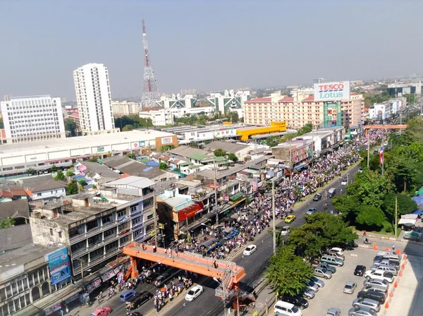 Bangkok, Tailandia - 13 de enero de 2014: Manifestantes tailandeses no identificados se manifiestan desde el muelle de Nonthaburi para ir al Complejo Gubernamental contra el gobierno tailandés. Millones de tailandeses se reúnen desde muchas calles — Foto de Stock