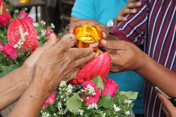 Verter agua en las manos — Foto de Stock