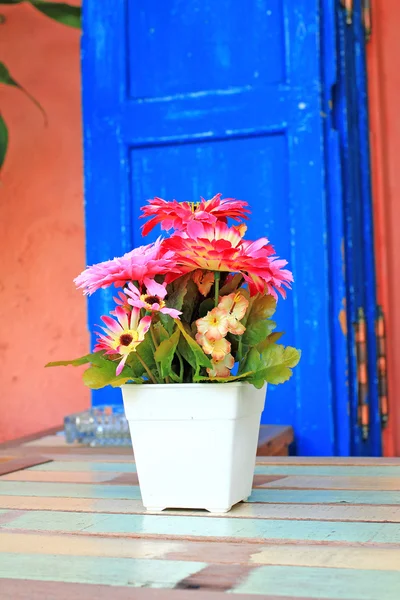 Konstgjorda blommor potten — Stockfoto