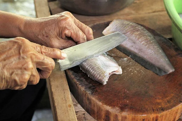 Asian Old Woman Hand Using Knife Cut Fish Chopping Board — Stockfoto