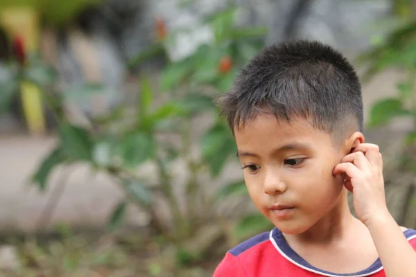 Asian Thai Little Boy Play Backyard — 图库照片