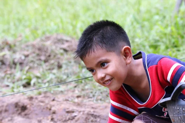 Asian Thai Little Boy Play Backyard — Stockfoto