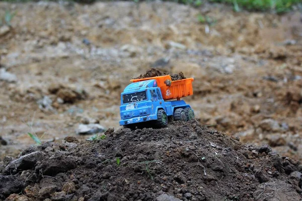 Φορτηγό Πλαστικό Παιχνίδι Στο Έδαφος — Φωτογραφία Αρχείου