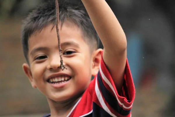 Asian Thai Little Boy Holding Large Earthworm His Hand Backyard — Zdjęcie stockowe