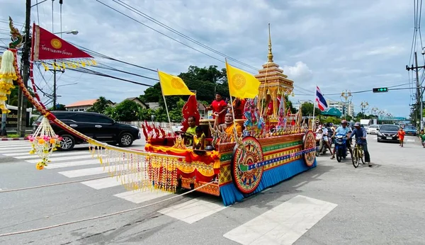 2022年10月11日在泰国Phatthalung举行的佛教斋戒节期间的Chak Phra传统 — 图库照片