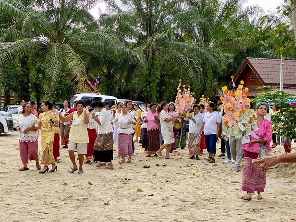 Thailändska Buddhister Dansar Paraden För Att Fira Penningbuskarna För Att — Stockfoto