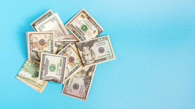 Mavi arka planda nakit Amerikan doları.