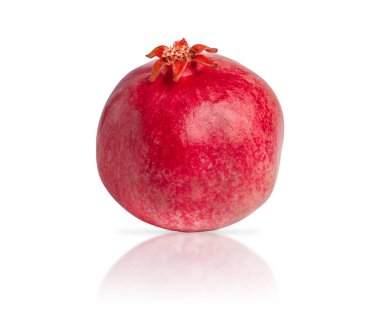 Taze olgun nar beyaz arkaplanda izole edilmiştir..