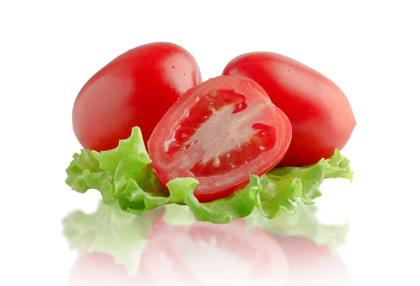 토마토 반쪽입니다 배경에 고립됨 — 스톡 사진