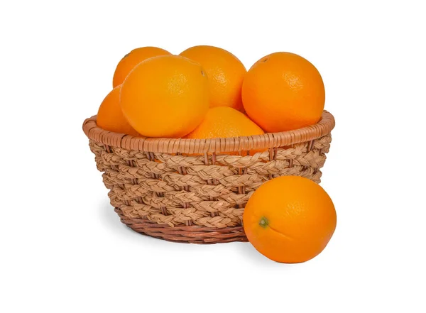 Cesta Mimbre Con Naranjas Maduras Aislado Sobre Fondo Blanco — Foto de Stock