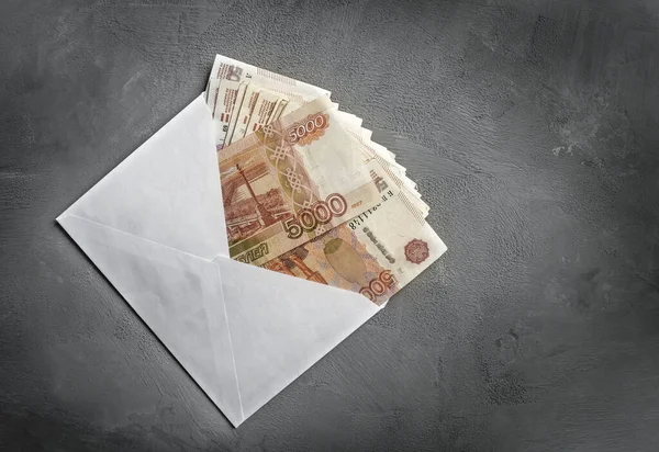 Kabataslak Beton Arka Planda Kağıt Bir Zarfta Rus Parası — Stok fotoğraf