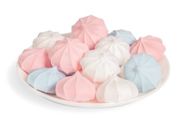 Beyaz arkaplanda izole edilmiş bir tabakta çok renkli krema.