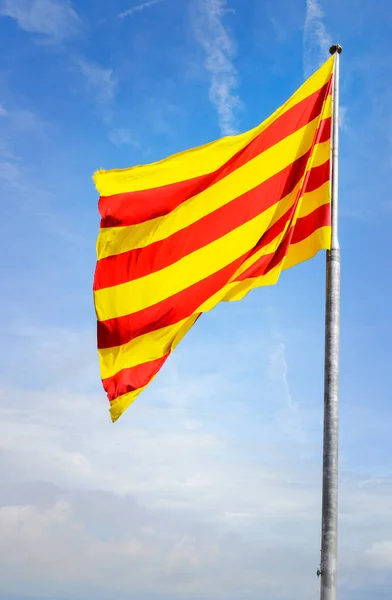 Bandera Cataluña Contra Cielo Azul Con Nubes —  Fotos de Stock