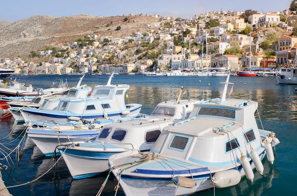Ряд Човнів Прив Язаних Берега Грецькому Острові Симі — стокове фото