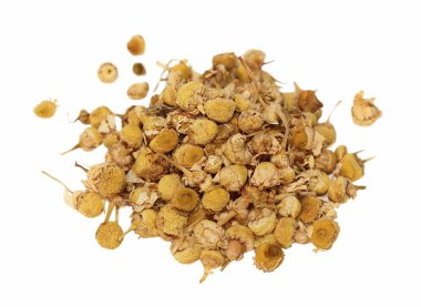 Beyaz arka plan üzerinde izole kazık kurutulmuş papatya çayı