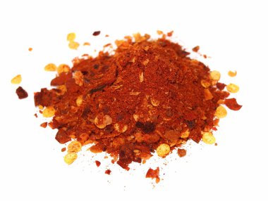 Makro kazık üzerine beyaz izole kırmızı biber ezilmiş