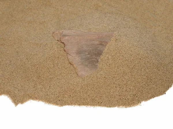 Areia do deserto com antigo poste de sinalização de madeira isolado em branco — Fotografia de Stock