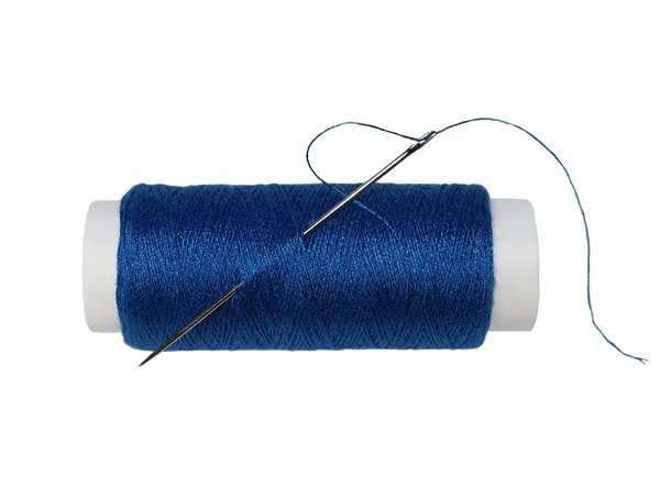 Macro blå spolen med nål isolerad på vit — Stockfoto