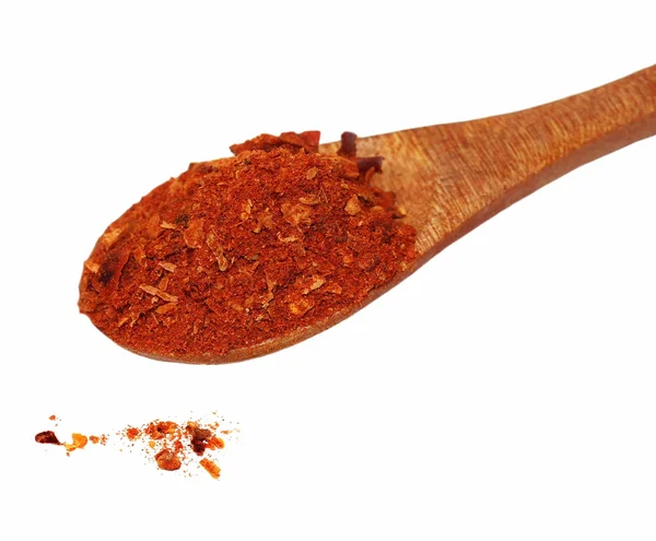 Cayenne peper en houten lepel geïsoleerd op witte achtergrond — Stockfoto