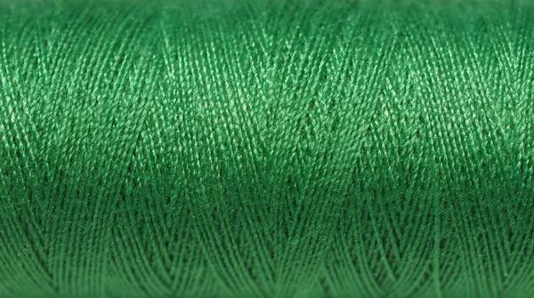 バック グラウンド スレッドの緑のボビン — ストック写真