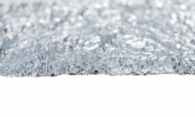 Alüminyum folyo beyaz arkaplanda izole edildi