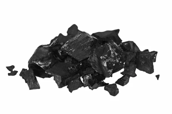 Yığın siyah kömür beyaz arkaplanda izole — Stok fotoğraf