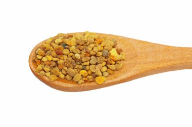 Beyaz arka plan üzerinde izole kaşık içinde arı polen