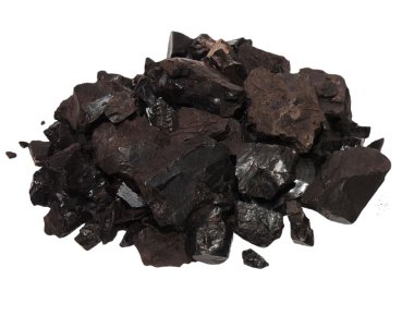 Yığın siyah kömür beyaz arkaplanda izole