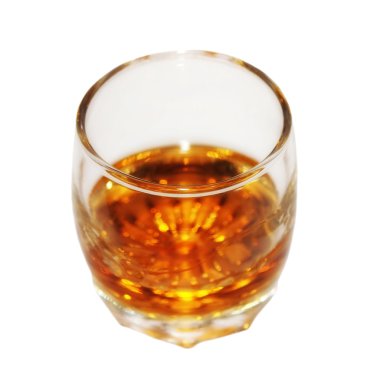 Beyaz arka plan üzerinde izole bardak brendi