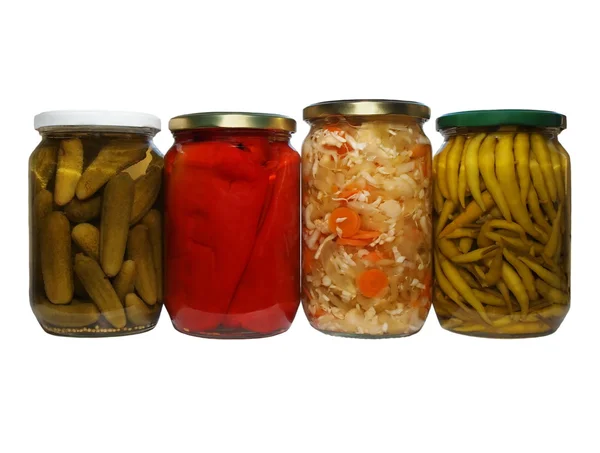 Pickles, cayennepeper, gemengde salade, pepers, winter winkels, geïsoleerd op witte achtergrond — Stockfoto