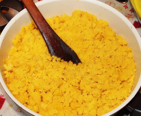 Polenta maïs traditionele voedsel koken in schotel, pap gemaakt van maïsmeel — Stockfoto