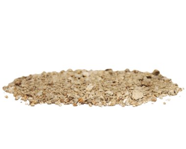 Beyaz arkaplanda izole edilmiş toprak yığını