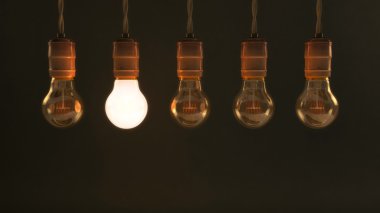 Beş klasik akkor ampuller ile bir illuminat asılı