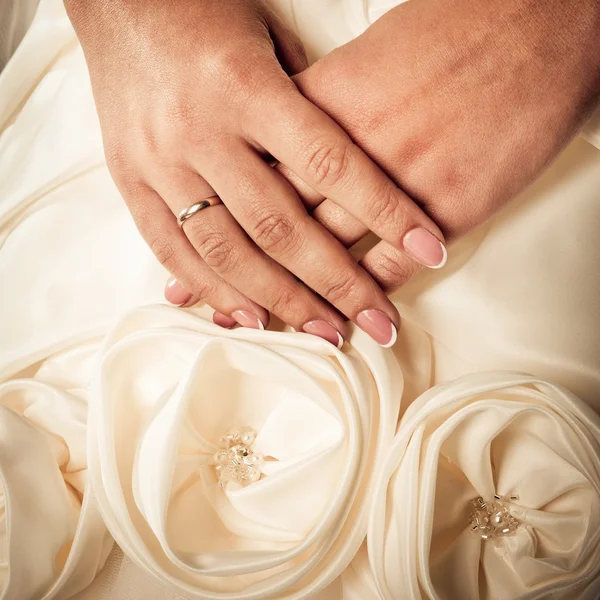 Mãos de noiva — Fotografia de Stock