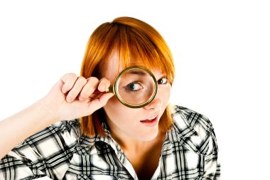 Büyüteçli kadın.