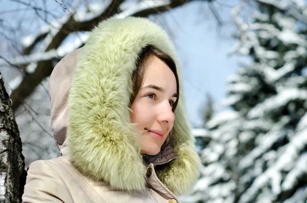 Frau im Winter — Stockfoto